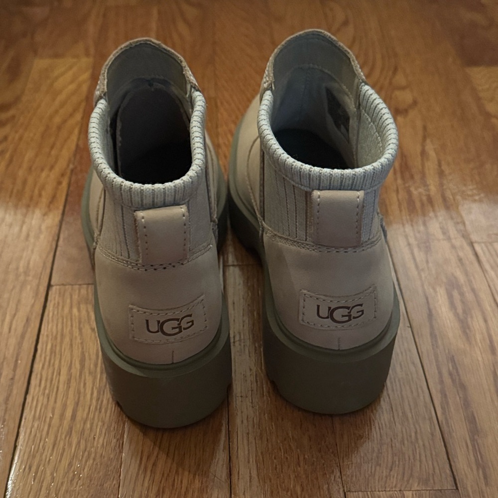 Women's UGGs NWT Neutral Beige Chelsea Platform Boots - Picture 6 of 8